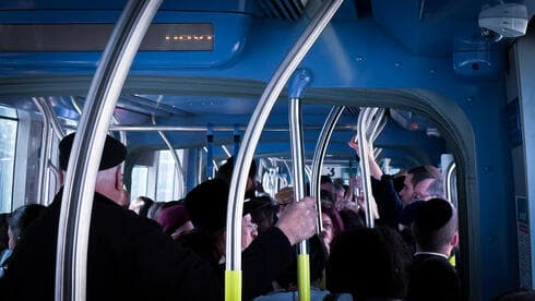 צפיפות ברכבת הקלה
