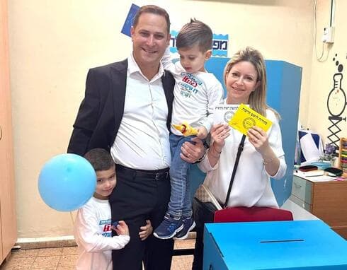 ראש עיריית ראשון לציון, רז קינסטליך ומשפחתו, הגיעו להצביע