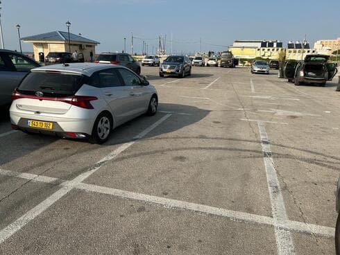 חנייה בחוף זבולון בקרית ים (צילום: אדי גל) חנייה בחוף זבולון בקרית ים