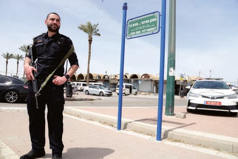 שוטרים מסיירים בסמוך לשוק העירוני. להשקיע בביטחון התושבים שוטרים מסיירים בסמוך לשוק העירוני. להשקיע בביטחון התושבים