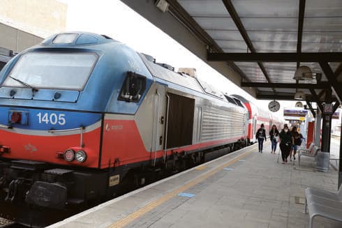 הרכבת בבאר־שבע. תתכוננו לכמה שעות בדרכים (הרצל יוסף) הרכבת בבאר־שבע. תתכוננו לכמה שעות בדרכים