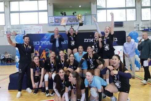 בחרת כדורעף בנות תיכון גלילי לאחר הניצחון (צילום: ארז עוזיר, באדיבות התאחדות הספורט לבתי הספר) בחרת כדורעף בנות תיכון גלילי לאחר הניצחון