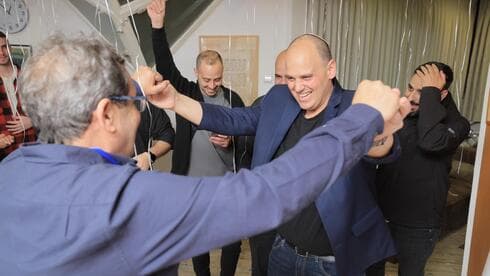 צביקה ברוט בליל הבחירות 2024. חוגג ניצחון צביקה ברוט בליל הבחירות 2024. חוגג ניצחון