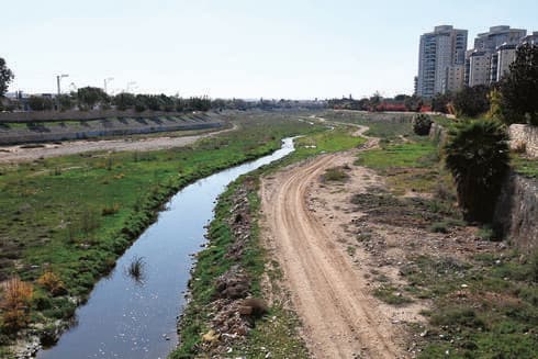 חל באר־שבע. השפכים ממשיכים לזרום (הרצל יוסף) חל באר־שבע. השפכים ממשיכים לזרום
