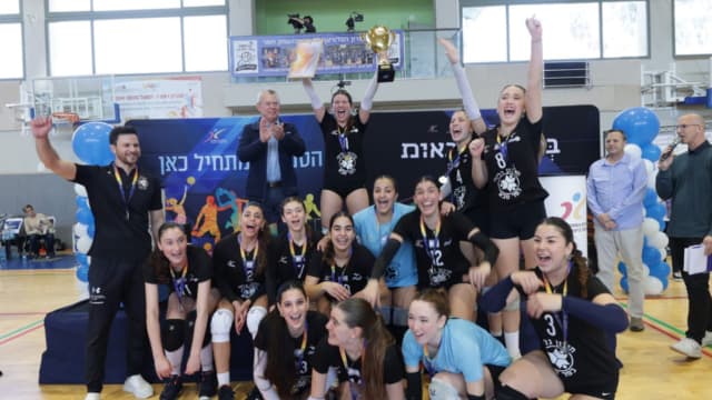 בחרת כדורעף בנות תיכון גלילי לאחר הניצחון (צילום: ארז עוזיר, באדיבות התאחדות הספורט לבתי הספר) בחרת כדורעף בנות תיכון גלילי לאחר הניצחון