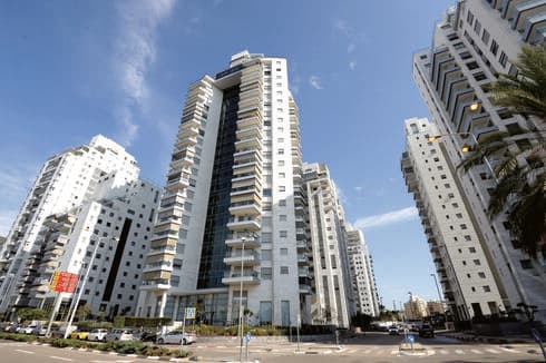 שדרת המגדלים בחולון. יקר לצעירים 