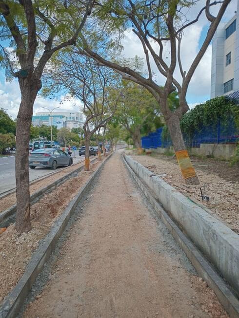 עבודות לסלילת שביל אופניים בפארק המדע
