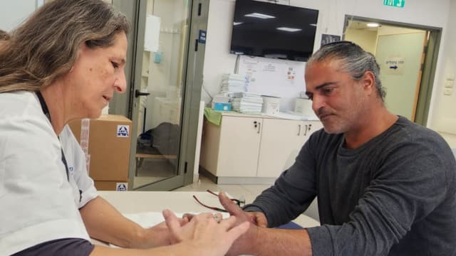 איתמר תנעמי עם מירית מן פרידמן, מרפאה בעיסוק במרכז רפואי מאיר (צילום: דוברות בית החולים) איתמר תנעמי עם מירית מן פרידמן, מרפאה בעיסוק במרכז רפואי מאיר