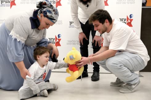 נדב עם הודיה והוריה 