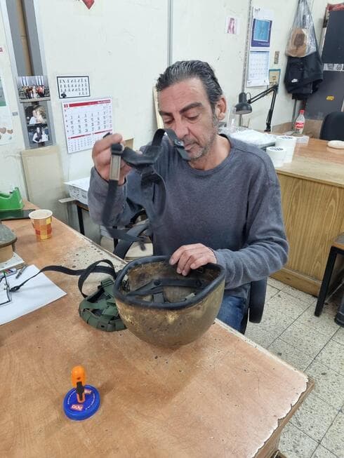 עובד במפעל המשקם