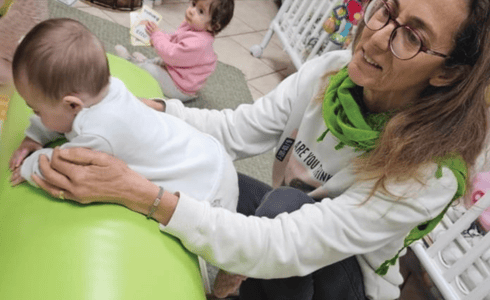 חוג ליווי התפתחותי עם ענת דרורי, ייחודי לקבוצת התינוקיה (| צילום פרטי) חוג ליווי התפתחותי עם ענת דרורי, ייחודי לקבוצת התינוקיה
