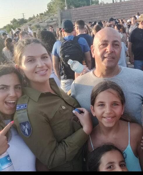 איתן ספיר ובנותיו