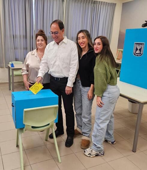 זהר בלום ומשפחתו הגיעו להצביע