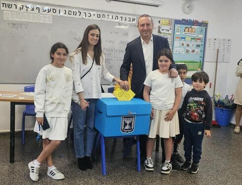 מתן דיל ומשפחתו הגיעו להצביע