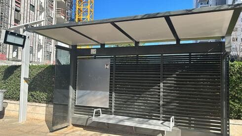 אחת מתחנות האוטובוסים בפתח תקוה שבה הוצב החידוש (צילום: מתוך דף הפייסבוק של רמי גרינברג) תחנת אוטובוס בפתח תקוה