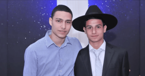 נאור (משמאל) בבר המצווה של עוז (מימין)