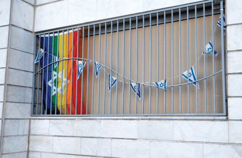 הדגל לאחר שנתלה מחדש