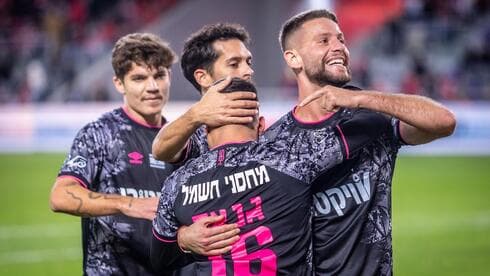 גם השחקנים מבינים שמדובר ביהלום אמיתי (צילום: דניאל כהן) גם השחקנים מבינים שמדובר ביהלום אמיתי