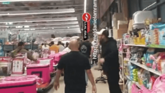 חנות רמי לוי בראש העין (צילום: מתוך הסרטון שפורסם בקבוצת הטלגרם "דניאל עמרם ללא צנזורה"; מתוך הרשת החברתית, שימוש לפי סעיף 27א לחוק זכויות יוצרים) חנות רמי לוי בראש העין