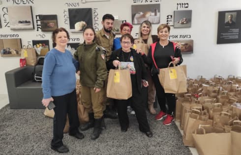 המתנדבים שמכינים את משלוחי המנות
