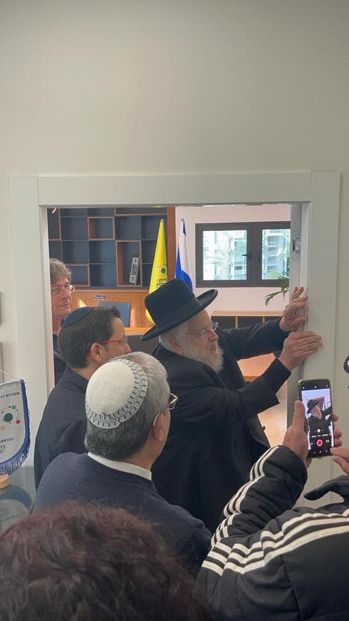 החלפת מזוזות בלשכת ראש העיר