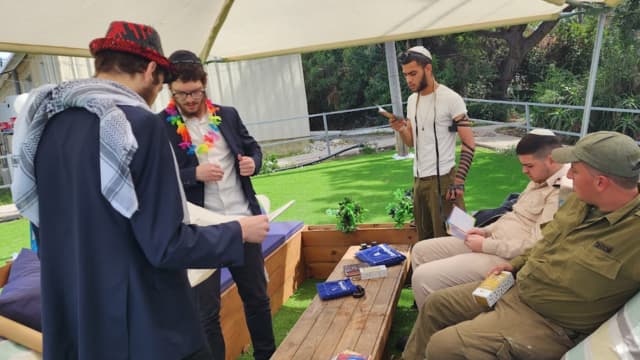 פורים חב"ד. לקיים מצווה גם בבסיסים