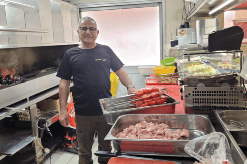 אמנון אמונה במטבח של "קבב אמונה"