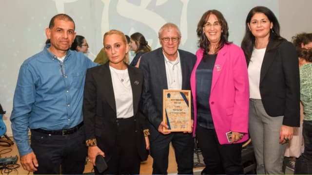מימין- מירה מינס מנכ"לית ויצו, אניטה פרידמן יו"רית ויצו, יוסי סרגוסי מנהל ויצו אחוזת ילדים, ענת וידור נשיאת ויצו, גדי יעקב מנהל אגף החינוך בויצו.