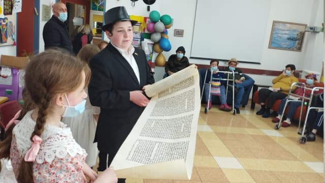 פורים חב"ד. באים לשמח