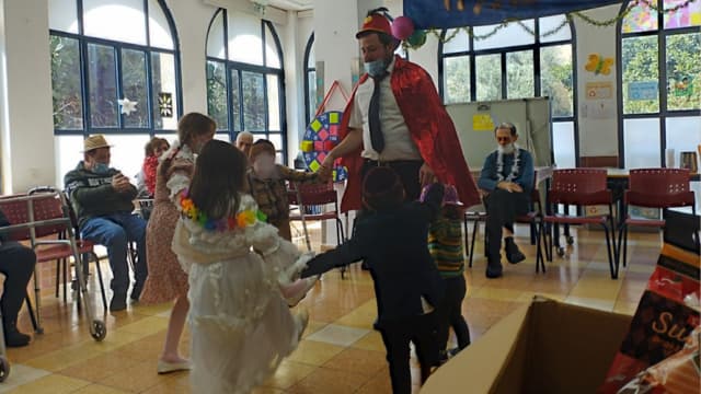 פורים חב"ד. משמחים בבתי האבות