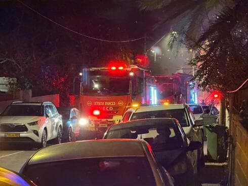 שריפה ברחוב שמואל הנגיד ברעננה (צילום: דוברות כב"ה) שריפה ברחוב שמואל הנגיד ברעננה