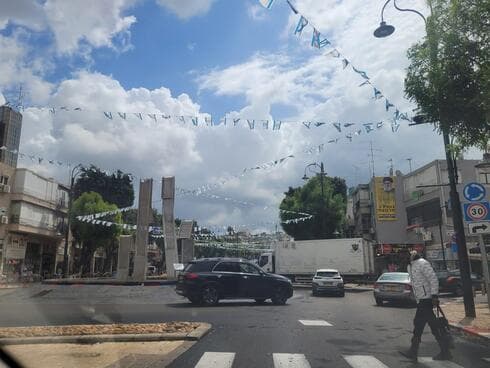 רחוב חיים עוזר בפתח תקוה עם דגלים לקראת עדלאידע 2024