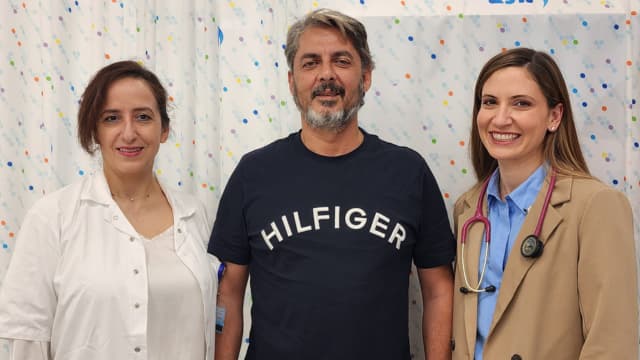 נחמיה רחמני (במרכז), ד"ר אדל והאחות רונית איזנקרפט 