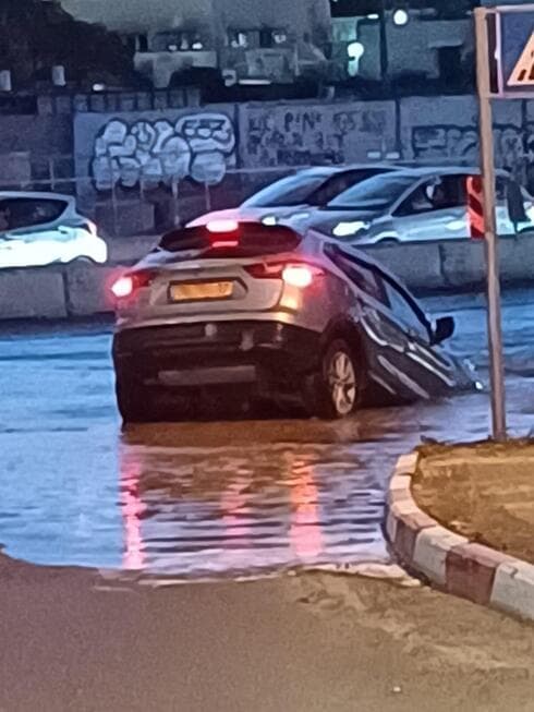הרכב ששקע בבולען בחולון