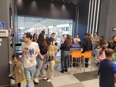 האנשים  בלובי קולנוע הוט סינמה בקניון הגדול