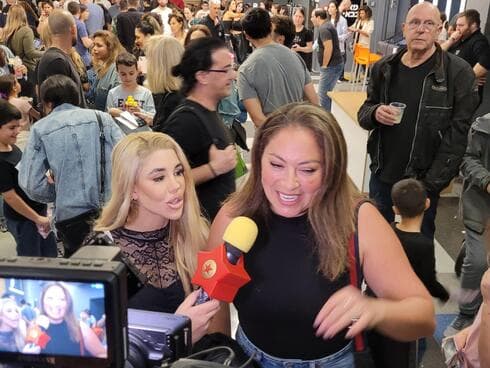 ליהיא גרינר סתיו קצין בלובי בית הקולנוע הוט סינמה הקניון הגדול