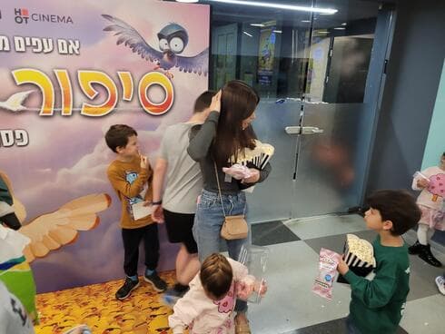 מיכל הקטנה בלובי קולנוע הוט סינמה בקניון הגדול