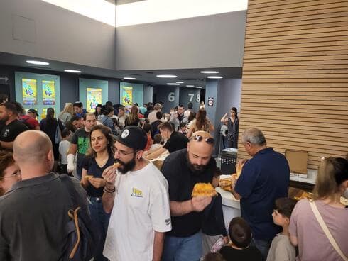 האנשים בלובי בית הקולנוע