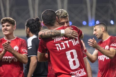 רותם חטואל מקבל חיבוק מרועי גורדנה. "הוא עוד יפצה את הקהל"