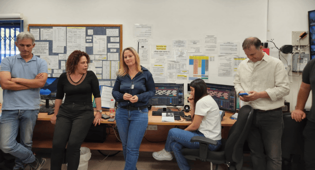 ראשת המועצה שלומית שיחור רייכמן בביקור בחדר ההפעלה