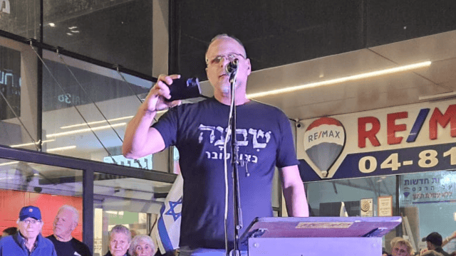 דן עדין במחאה