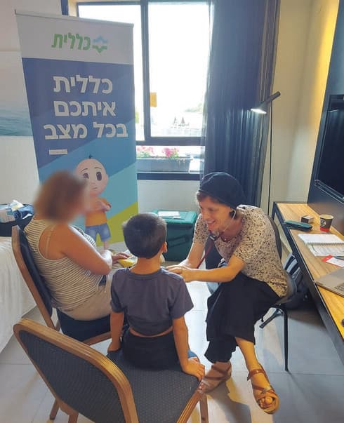 ד"ר דבורה ורבר בעת טיפול