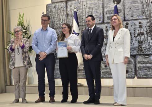 נילי מרגלית מקבלת את אות הנשיא