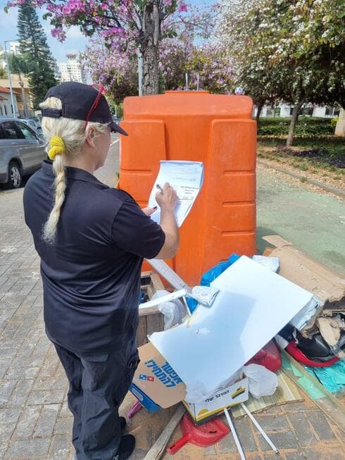 הגברת האכיפה ברחובות למוציאי אשפה שלא ביום ההוצאה (צילום: עיריית רחובות) הגברת האכיפה ברחובות למוציאי אשפה שלא ביום ההוצאה
