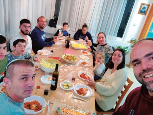 משפחת בוטון בליל סדר משפחתי לפני האסון
