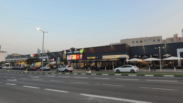 מתחם הקניות ברחוב גיסין פתח תקוה