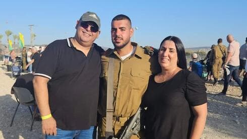 עם הוריו