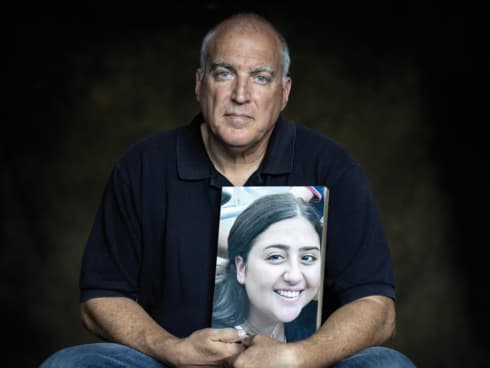 אייל אשל עם תמונת בתו רוני ז"ל