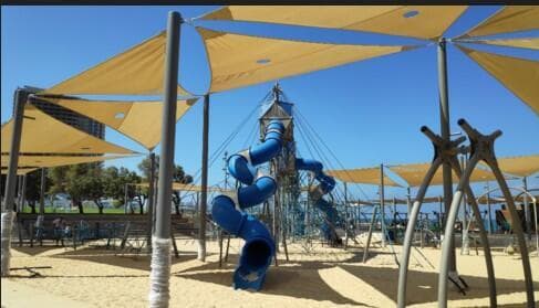 מתחם המגלשות הכחולות בחוף בת ים. זוכרים?