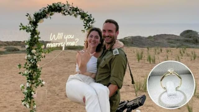 דור זימל וארוסתו שיר שגיב עם הטבעת שנתרמה על ידי משפחת מסיקה
